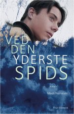 Ved den yderste spids, Young Adult-roman af Mads Heinesen, der tidligere har udgivet flere bøger for børn og unge., senest 'Jeg er modig. Indtil bladene en dag forsvinder' i 2011. 