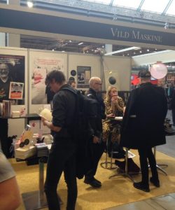 VIld Maskines stand på Bogforum i 2017. Her ses Marie Louise Tüxen, der signerede sin debutroman, Jeg ser mig selv som rytmisk, umiddelbart efter hun var blevet interviewet af Hella Joof på BellaScenen. 